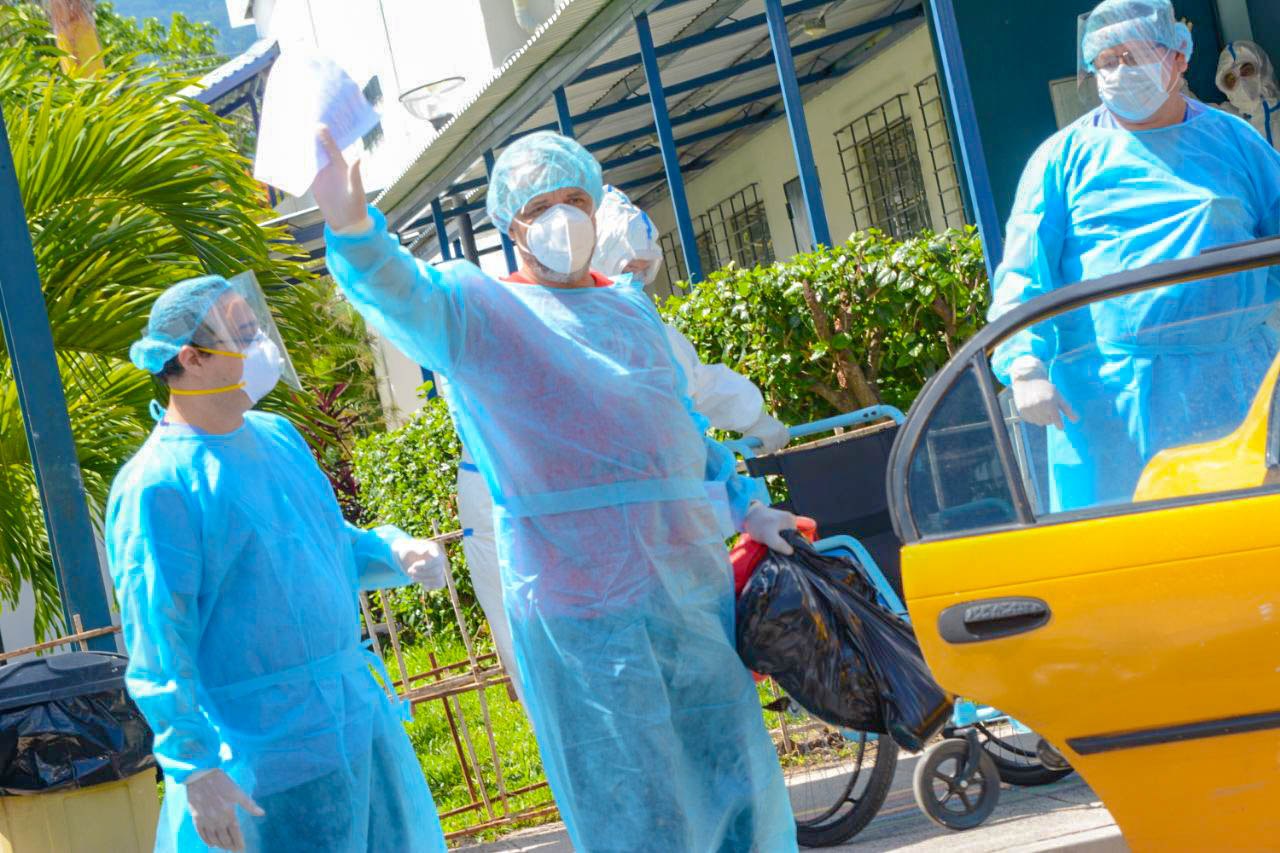 Un médico sale de la UCI del Hospital San Rafael tras vencer el COVID19 un-medico-sale-de-la-uci-del-hospital-san-rafael-tras-vencer-el-covid19